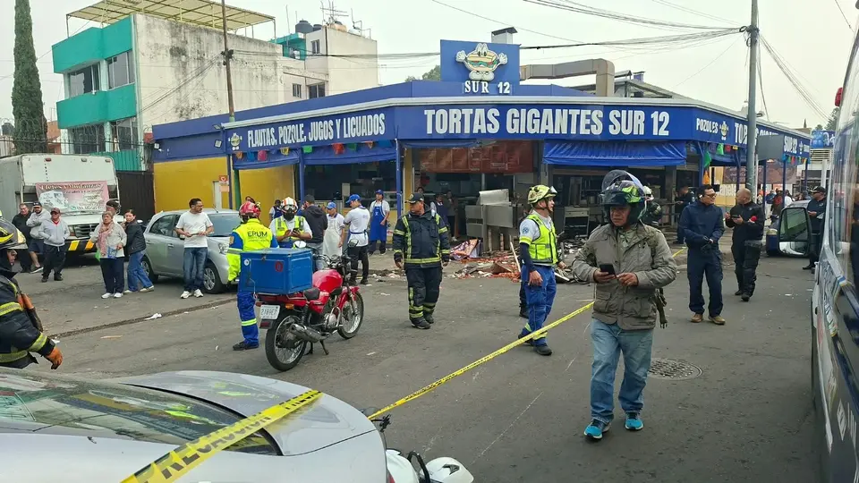 Testigos señalaron que el automovilista presuntamente subió a la banqueta para evitar el tráfico de Calzada de las Bombas. / X: @NoticiasAbcd