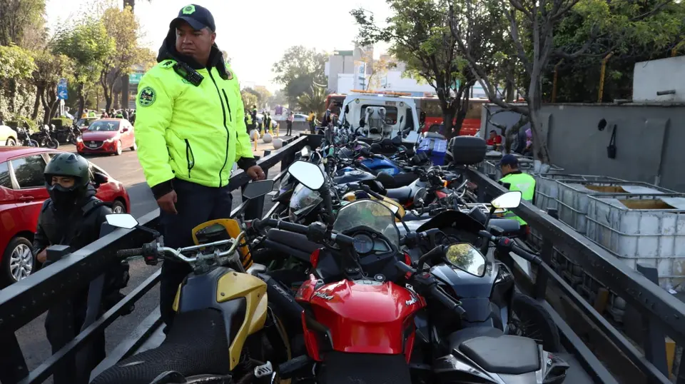 Los cajones para motos se identifican con balizamiento azul y un pictograma./especial