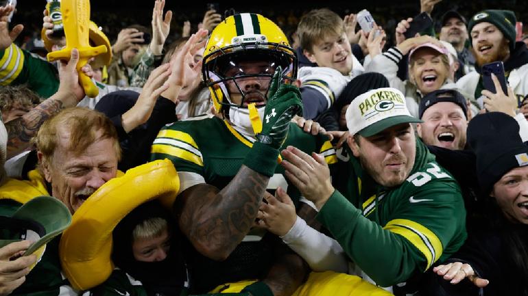 Matthew Golden celebrando anotación con los fanáticos de Green Bay | AP