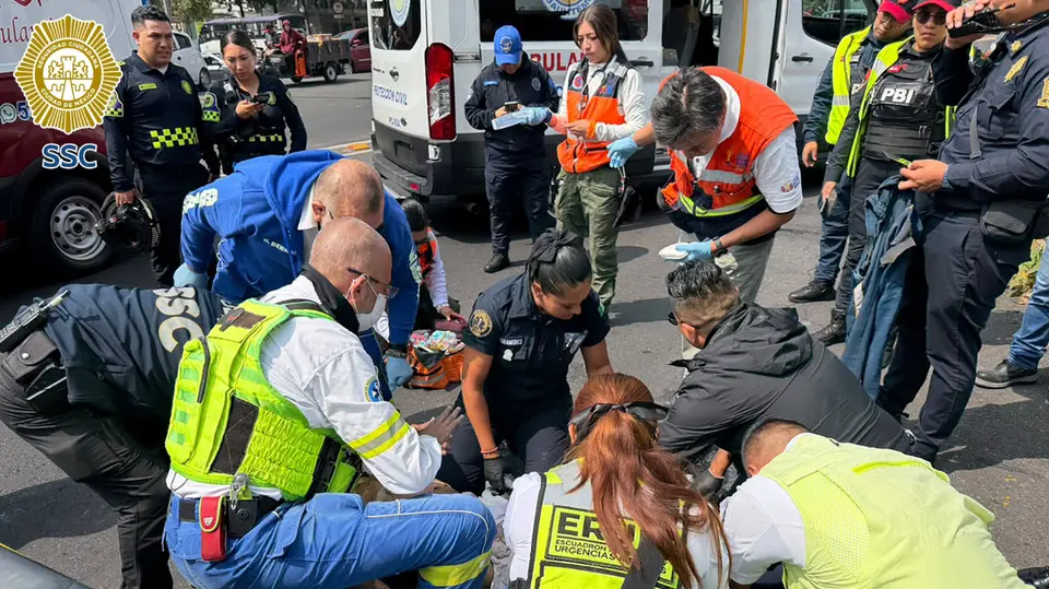 Policías y personal de emergencia intervinieron para poner a salvo al hombre en la Glorieta de Insurgentes. / SSC CDMX