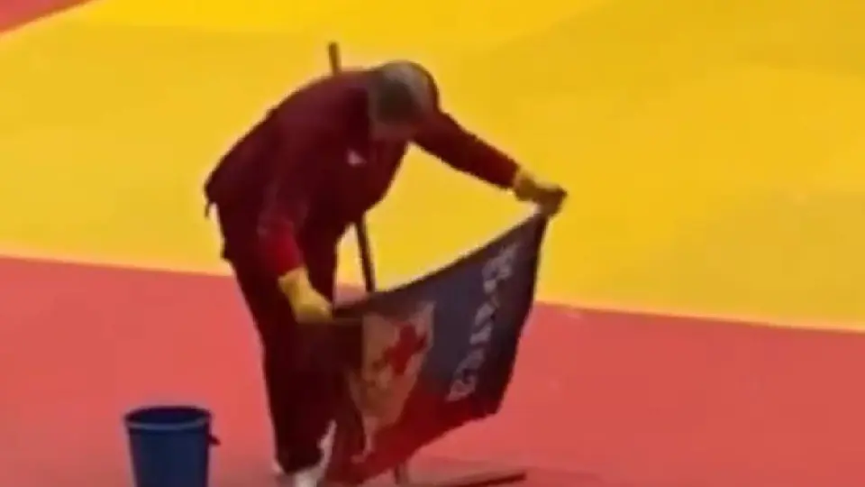 ¡De trapo! Utilizan escudo del Barcelona para limpiar el piso
