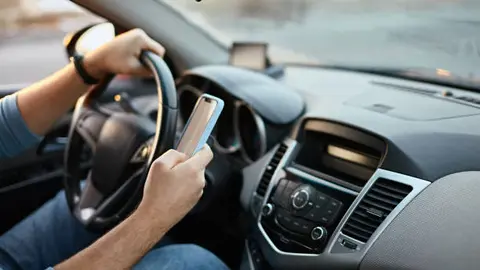 Desde el 1 de febrero de 2026, las multas por usar el celular al manejar en el Edomex aumentaron tras la actualización de la UMA. / iStock