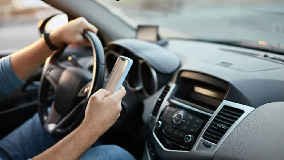 Desde el 1 de febrero de 2026, las multas por usar el celular al manejar en el Edomex aumentaron tras la actualización de la UMA. / iStock