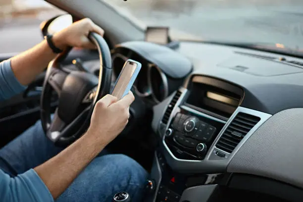 Desde el 1 de febrero de 2026, las multas por usar el celular al manejar en el Edomex aumentaron tras la actualización de la UMA. / iStock