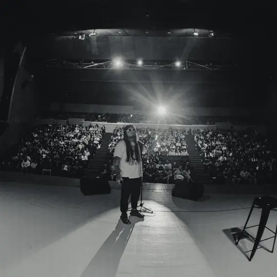 El comediante es conocido por su humor crítico y estilo irreverente. / @ballartavaleverga