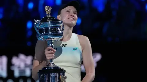 Elena Rybakina se corona en el Abierto de Australia tras vencer a la número 1, Aryna Sabalenka