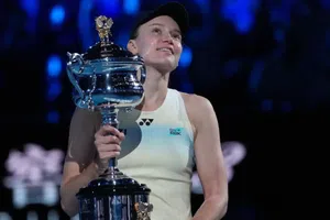 Elena Rybakina se corona en el Abierto de Australia tras vencer a la número 1, Aryna Sabalenka