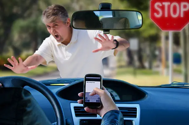 Autoridades buscan reducir accidentes viales al sancionar el uso de dispositivos electrónicos durante la conducción. / iStock