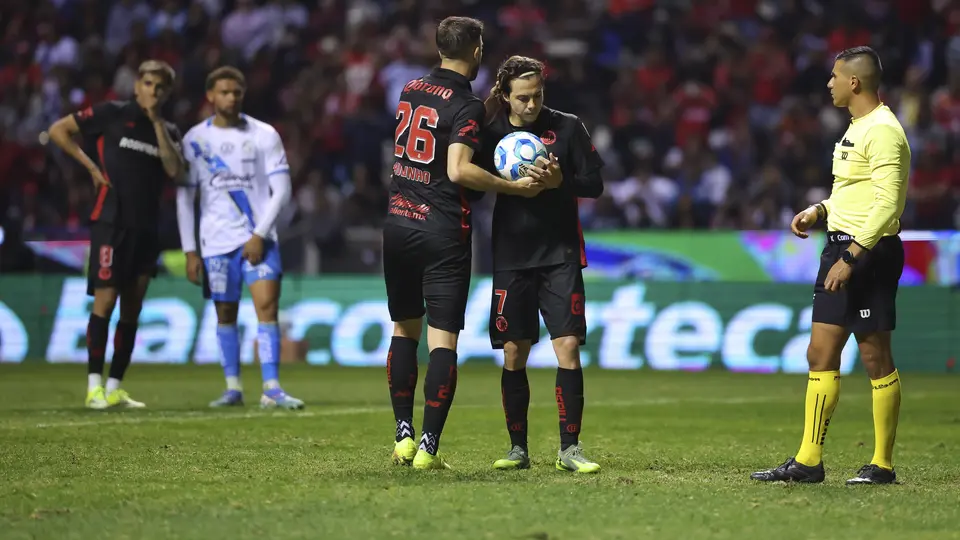 Paulinho entregando el balón a Córdova para el cobro | Imago7