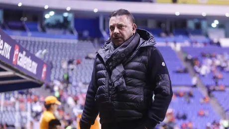Mohamed critica duramente el césped del Cuauhtémoc: "No es para nivel profesional"