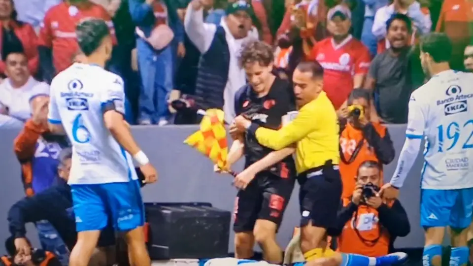 ¿Marcel Ruiz podría ser sancionado? Jugador de Toluca arrebató banderín a un árbitro