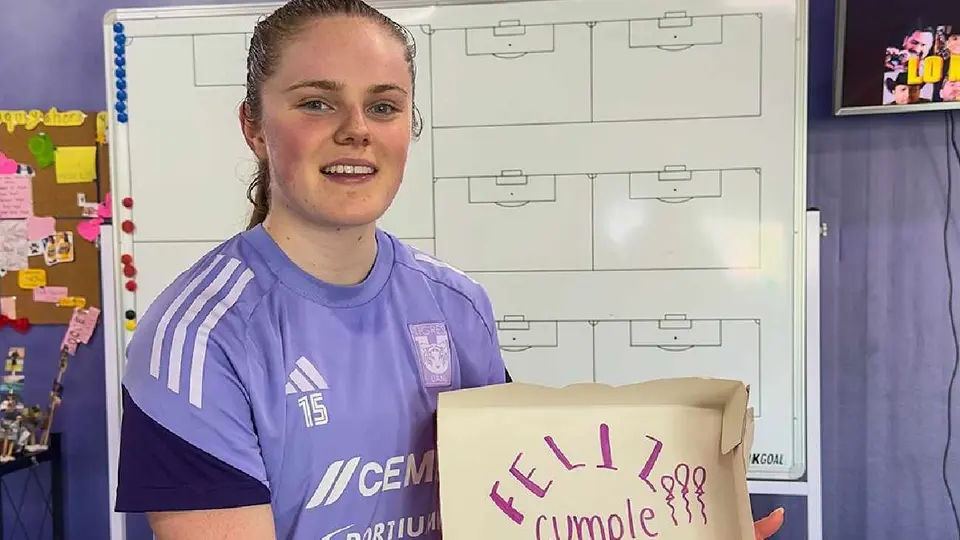 Emma Watson es recibida con pastelazo en los Tigres Femenil