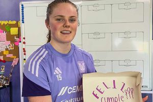 Emma Watson es recibida con pastelazo en los Tigres Femenil