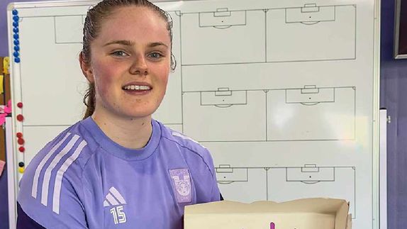 Emma Watson es recibida con pastelazo en los Tigres Femenil