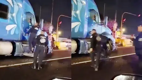 VIDEO: ¡Balazos, persecución y caos! Trailero se lanza contra policías en la México-Texcoco