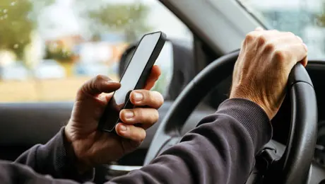 ¿Usas tu cel al conducir? Aumentan multas y esto te costará a partir de febrero