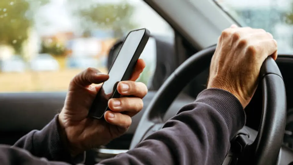 ¿Usas tu cel al conducir? Aumentan multas y esto te costará a partir de febrero