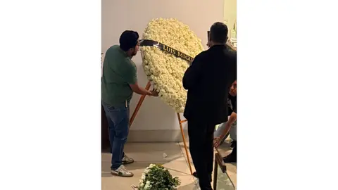 Luis Miguel manda arreglo floral al funeral de Pedro Torres en CDMX. / CONTRA: Georgina Sánchez