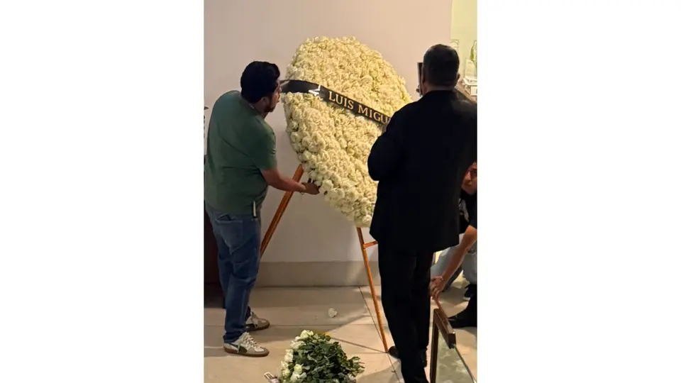 Luis Miguel manda arreglo floral al funeral de Pedro Torres en CDMX. / CONTRA: Georgina Sánchez