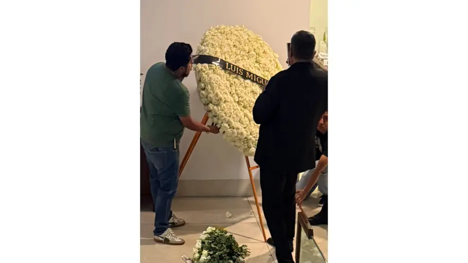 Luis Miguel manda arreglo floral al funeral de Pedro Torres en CDMX. / CONTRA: Georgina Sánchez