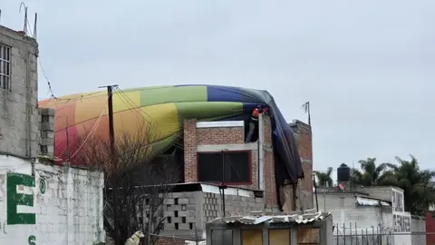 El primer globo cayó sobre una vivienda afectando ventanas y tubería / X: @VientoInforma