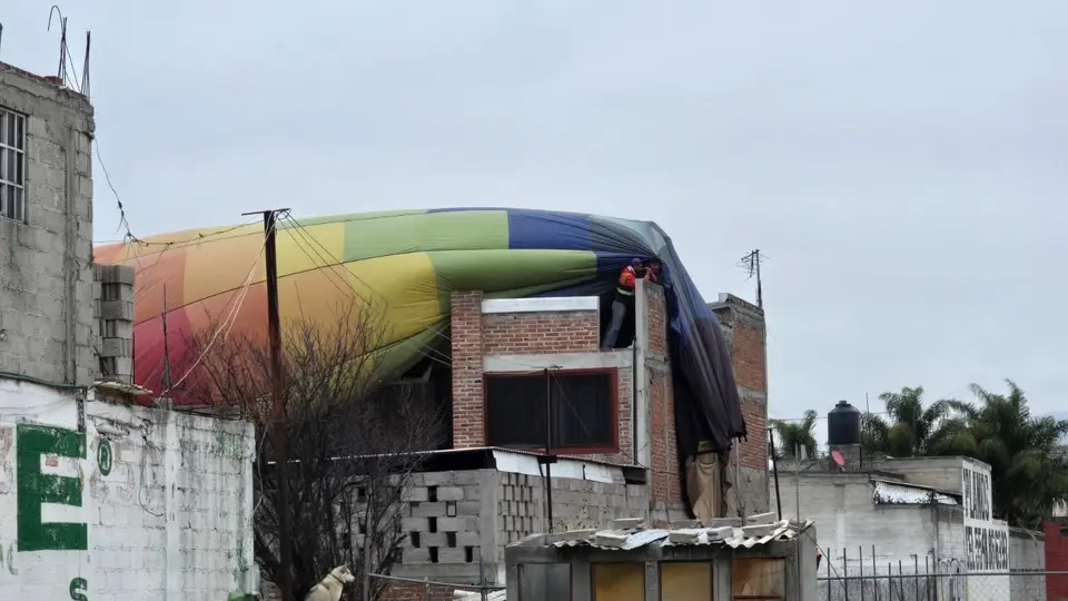 El primer globo cayó sobre una vivienda afectando ventanas y tubería / X: @VientoInforma