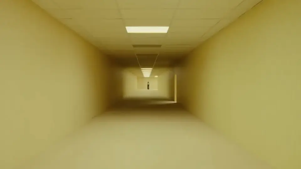 El tráiler oficial de Backrooms revela una atmósfera inquietante inspirada en el terror psicológico. / YouTube Backrooms