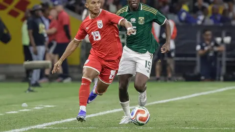 Jorge Gutierrez se enfrenta a Bongokuhle Hlongwane en el amistoso de Panamá y Sudáfrica | AFP