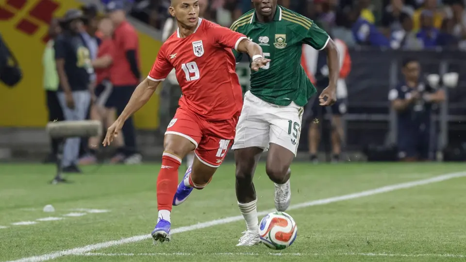 Jorge Gutierrez se enfrenta a Bongokuhle Hlongwane en el amistoso de Panamá y Sudáfrica | AFP