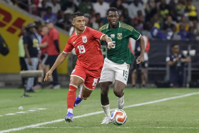 Jorge Gutierrez se enfrenta a Bongokuhle Hlongwane en el amistoso de Panamá y Sudáfrica | AFP