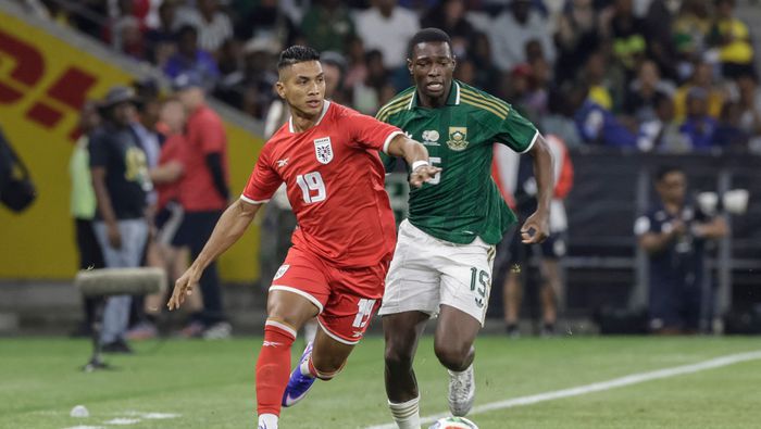 Jorge Gutierrez se enfrenta a Bongokuhle Hlongwane en el amistoso de Panamá y Sudáfrica | AFP