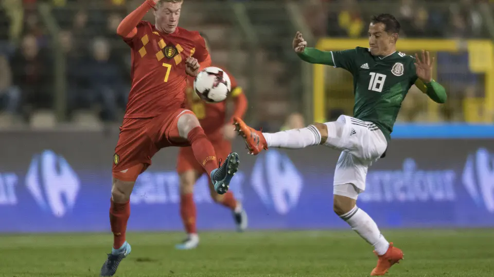 Kevin de Bruyne se enfrenta a Andrés Guardado en el amistoso entre Bélgica y México en 2017 | IMAGO 7