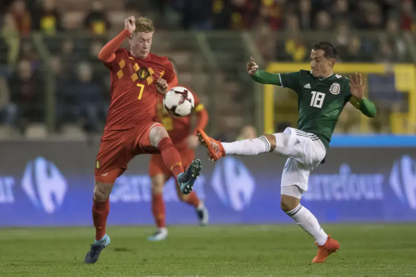 Kevin de Bruyne se enfrenta a Andrés Guardado en el amistoso entre Bélgica y México en 2017 | IMAGO 7