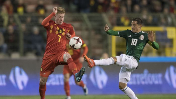 Kevin de Bruyne se enfrenta a Andrés Guardado en el amistoso entre Bélgica y México en 2017 | IMAGO 7