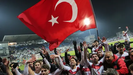 ¡Histórico! Turquía vuelve al Mundial tras 20 años al vencer a Kosovo