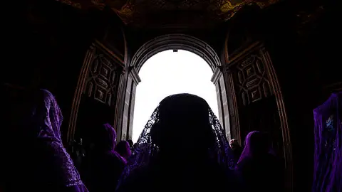La tradición invita a los fieles a evitar distracciones y enfocarse en la reflexión espiritual. / iStock