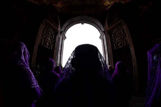 La tradición invita a los fieles a evitar distracciones y enfocarse en la reflexión espiritual. / iStock