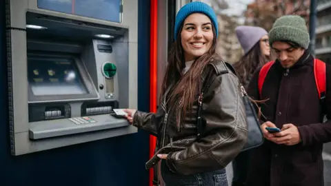 Los cajeros automáticos seguirán operando con normalidad durante estos días./ Pixabay