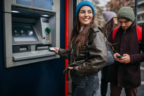 Los cajeros automáticos seguirán operando con normalidad durante estos días./ Pixabay
