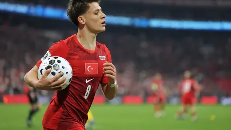 Redes sociales viralizan a Arda Güler por ‘agrandado’ previo al Australia vs Turquía