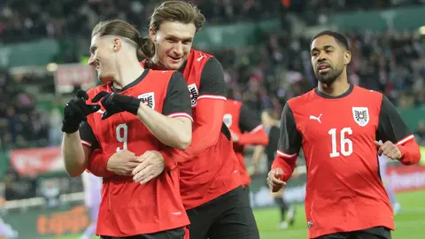 Marcel Sabitzer celebra con sus compañeros su gol con Austria en el partido amistoso contra Corea del Sur | AP