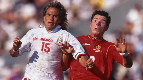 Luis Hernández disputa el balón con Eric Deflandre, en Francia 1998. l MEXSPORT