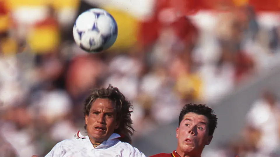 Luis Hernández disputa el balón con Eric Deflandre, en Francia 1998. l MEXSPORT