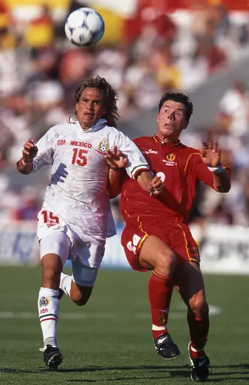 Luis Hernández disputa el balón con Eric Deflandre, en Francia 1998. l MEXSPORT