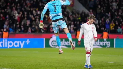 Matej Kovar en celebración tras atajar un penal en el partido de República Checa contra Dinamarca en la clasificación al Mundial 2026 | AP