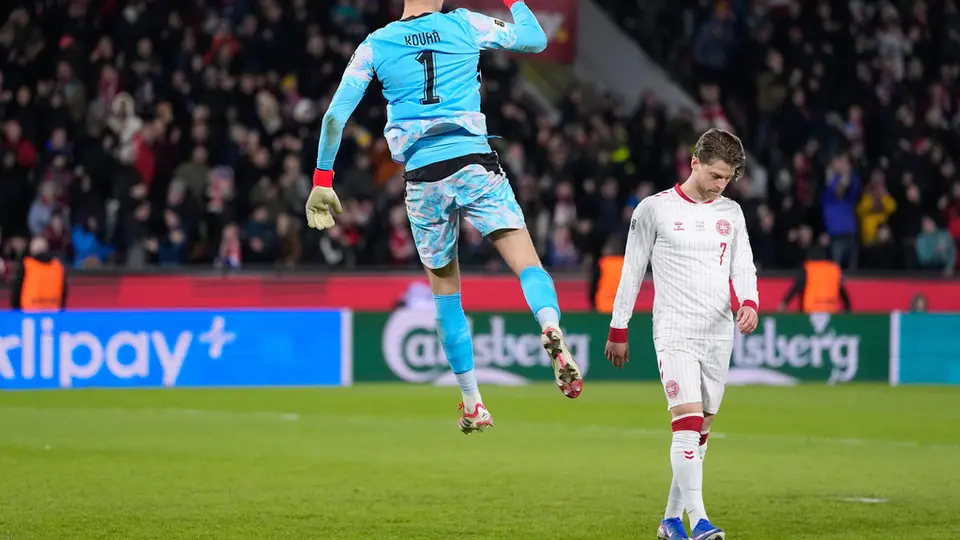 Matej Kovar en celebración tras atajar un penal en el partido de República Checa contra Dinamarca en la clasificación al Mundial 2026 | AP