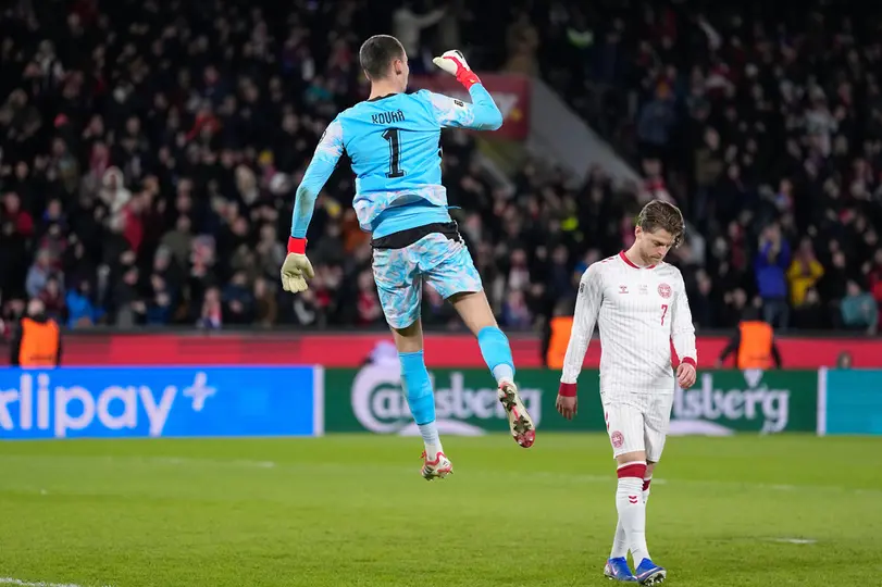 Matej Kovar en celebración tras atajar un penal en el partido de República Checa contra Dinamarca en la clasificación al Mundial 2026 | AP