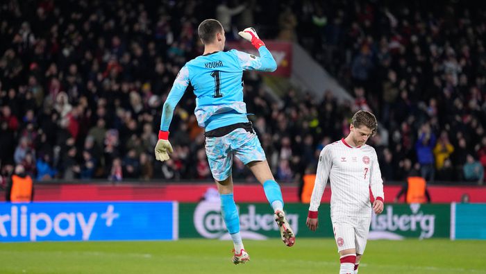 Matej Kovar en celebración tras atajar un penal en el partido de República Checa contra Dinamarca en la clasificación al Mundial 2026 | AP