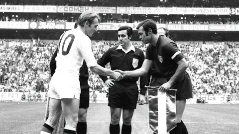 El capitán de México Gustavo 'Halcón' Peña (der.) saluda al de Bélgica, Paul Van Himst, en México 1970. l MEXSPORT
