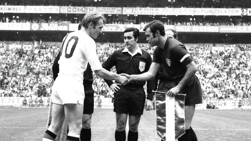 El capitán de México Gustavo 'Halcón' Peña (der.) saluda al de Bélgica, Paul Van Himst, en México 1970. l MEXSPORT